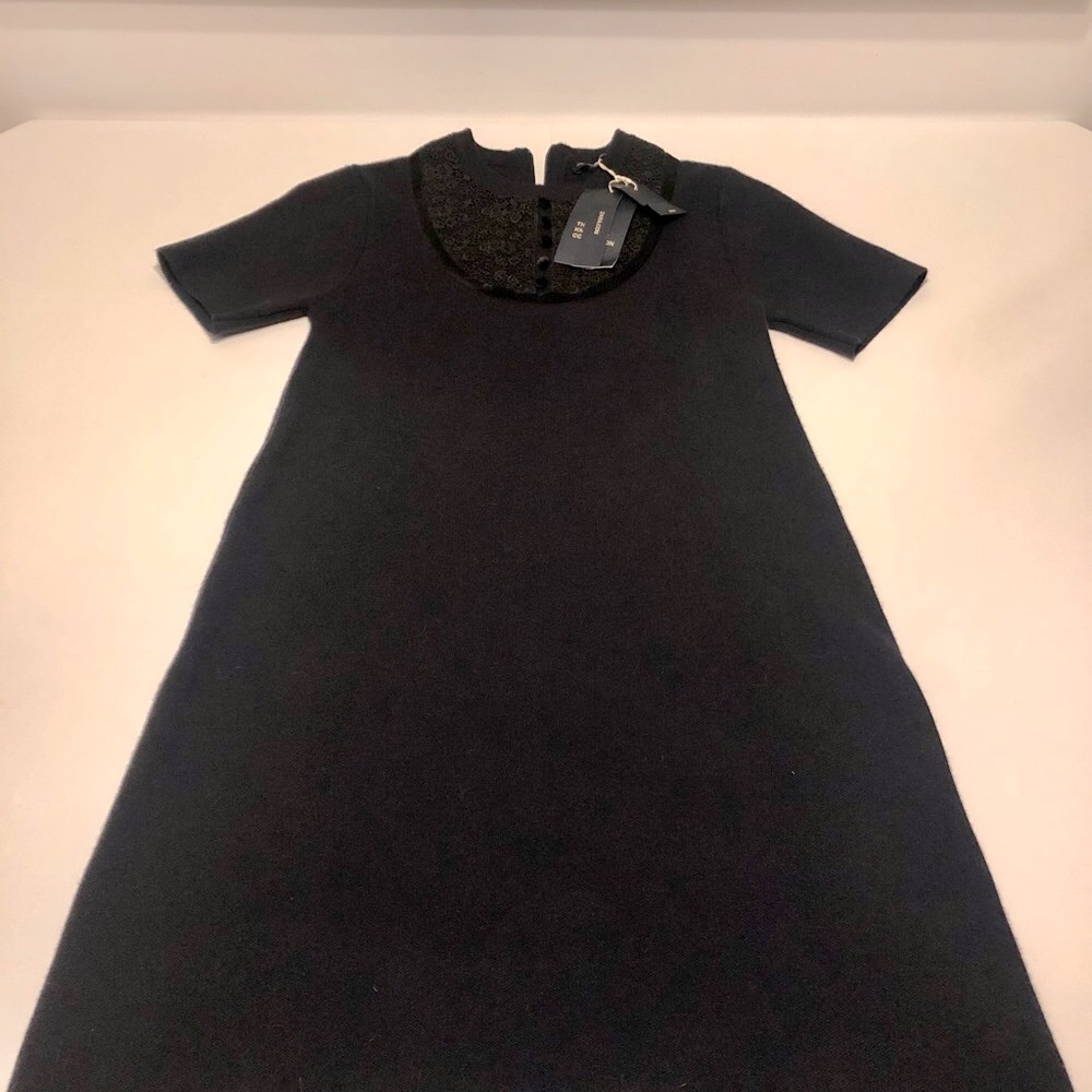 Knit short dress with black velvet detail.